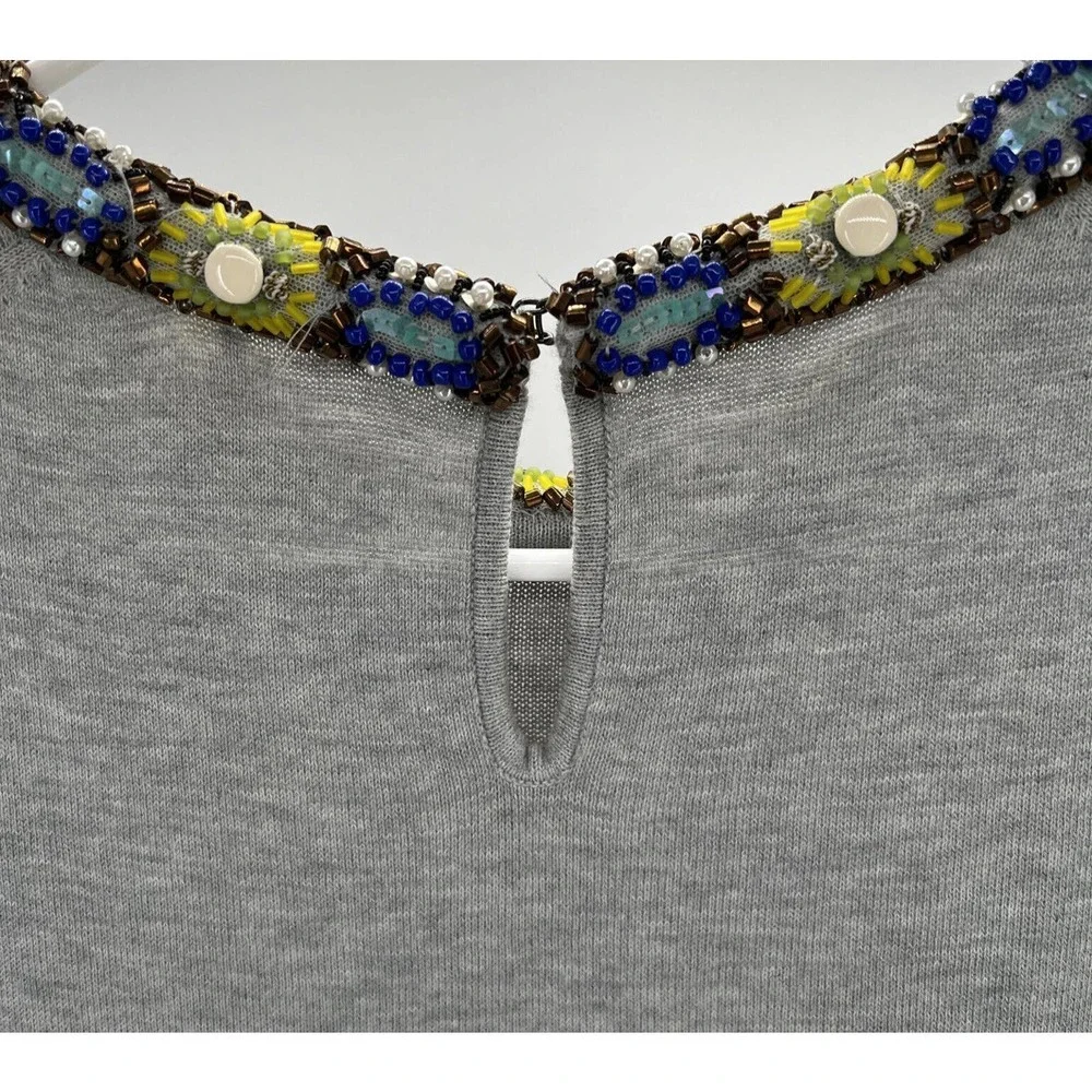 ANTHROPOLOGIE Knit Top W/Beaded Neckline Light Gray Short Sleeve Size M - Picture 9 of 12
